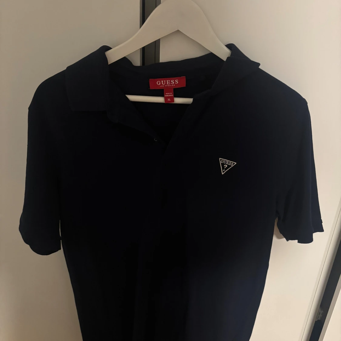 Mörkblå kortärmad skjorta från Guess 