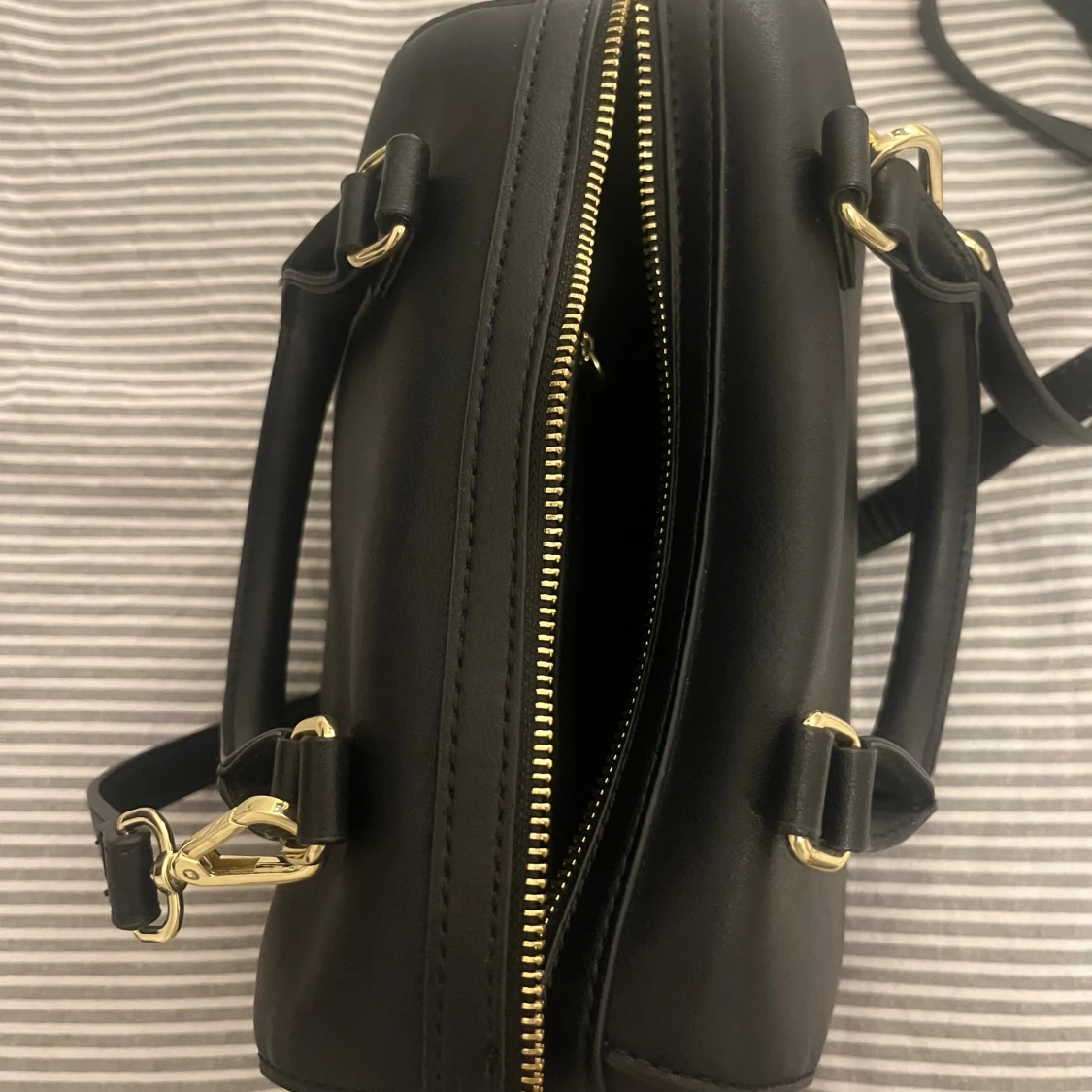 Svart handväska med gulddetaljer - 3