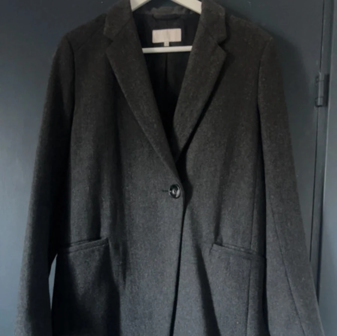 Snygg grå ullkappa från Brothers & Sisters butiken