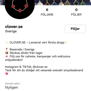 Följ Clover.se - Stilrent armband i guld med fyra röda klöverformade hängen. Perfekt accessoar för dig som vill sticka ut med en färgglad och trendig detalj. Klöverhänget ger en lekfull och unik touch till din look.