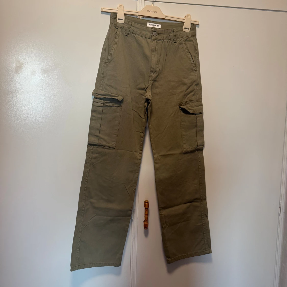 Olivgröna cargopants från Pull&Bear