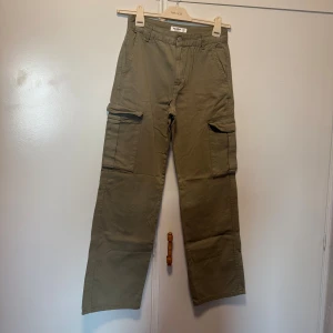 Olivgröna cargopants från Pull&Bear - Cargopants frånPull&Bear i storlek 38, men lite små o storleken. Knappt använda