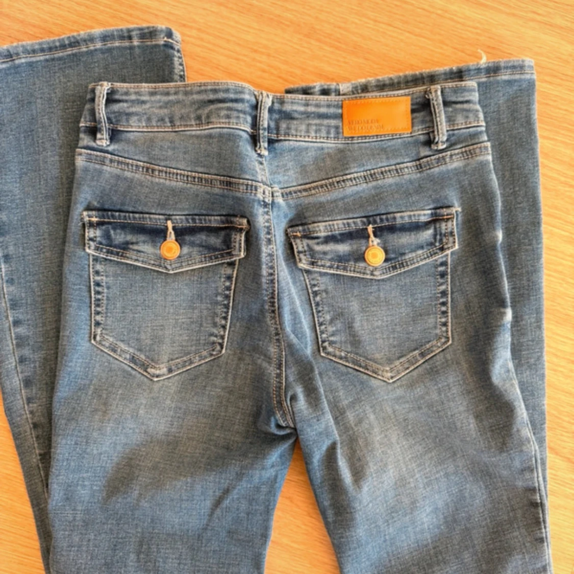 Blå jeans med raka ben och fickdetaljer