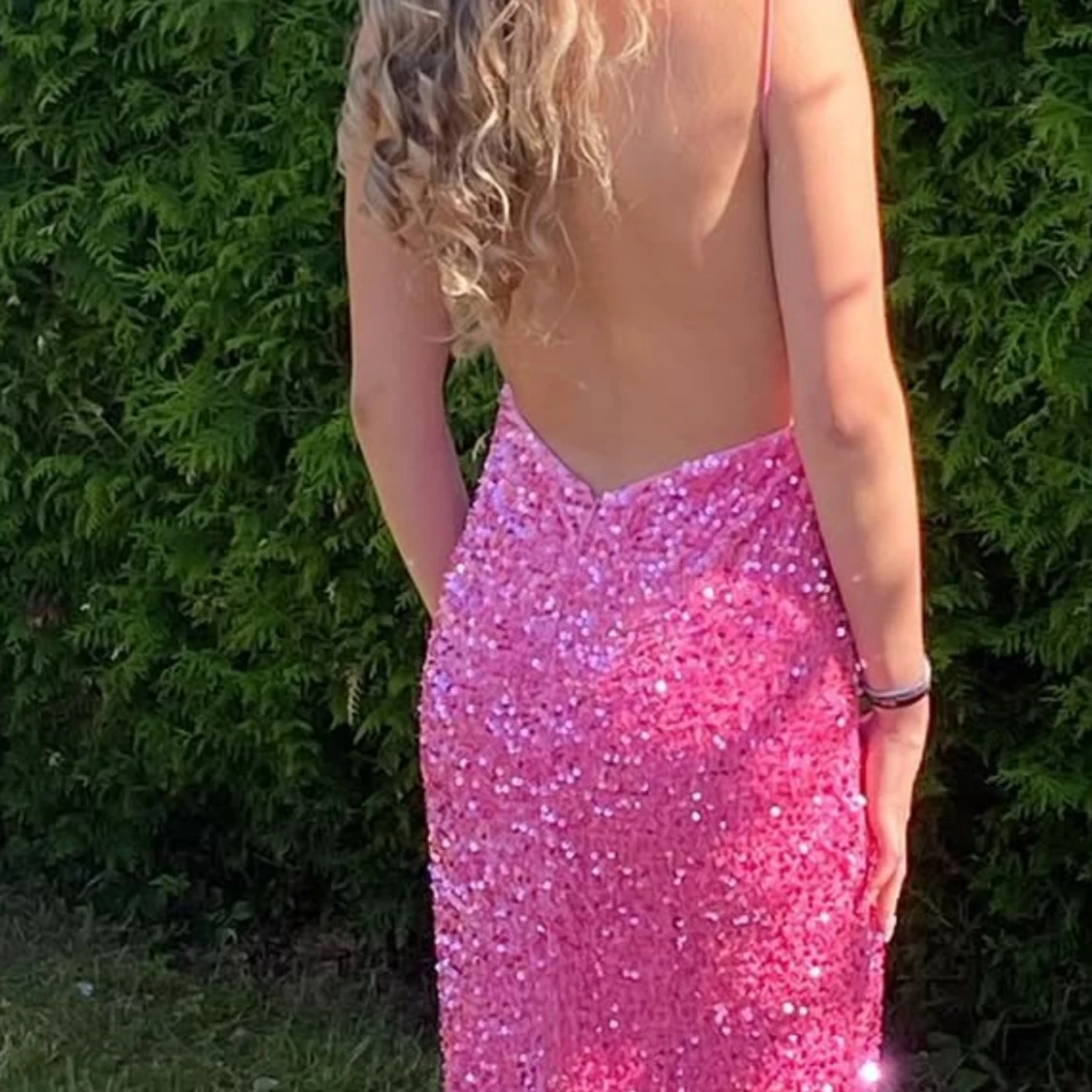 Glittrig rosa långklänning med öppen rygg - 2