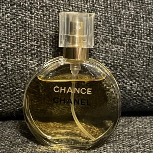 Chanel Chance parfymflaska - Snygg och klassisk Chanel Chance parfym. Perfekt för dig som vill ha en ikonisk doft i din samling. Flaskan är stilren och passar bra i väskan eller på hyllan. Volym och ingredienser syns ej på bilderna.