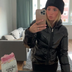 Colmar vinterjacka - Säljer min svarta glansiga colmarjacka då den inte kommer till användning längre💗                                      Köpt på Kidsbrandstore för 4200kr, säljer för 3000🥰