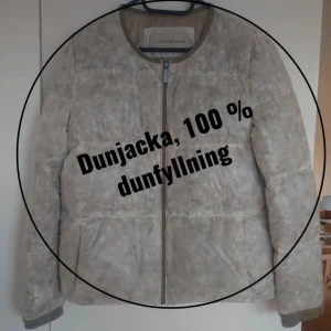 Beige dunjacka Calvin Klein Jeans S, dam - Säljer en beige dunjacka från Calvin Klein Jeans i storlek S. Jackan har 100% dunfyllning, rund hals och dragkedja framtill. Den är quiltad och har en neutral, ljus ton som passar till det mesta. Perfekt för kalla dagar när du vill vara både varm och snygg.