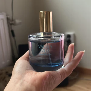 Vanilla Melt Bloom Collection - Vanilla Melt från Bloom Collection har en stilren flaska med guldlock. Perfekt för dig som vill ha en modern och trendig parfym i din samling. Volym och ingredienser framgår ej på bilden.