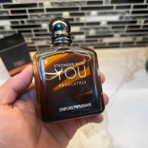 Stronger With You Absolutely 100ml - Emporio Armani Stronger With You Absolutely EdP, 100ml. Ingredienser: Alcohol, Parfum/Fragrance, Aqua/Water, Butyl Methoxydibenzoylmethane, Coumarin, Linalool, Limonene, Alpha-Isomethyl Ionone, Eugenol, Citronellol, Benzyl Alcohol, Geraniol, Citral, Violet 2. Tillverkad i Frankrike.