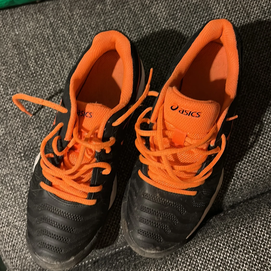 Svarta och orangea Asics sneakers - 2