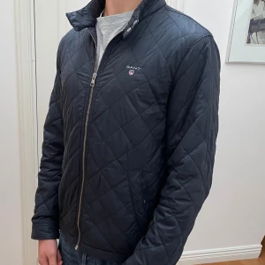 Gant jackan  - En riktigt fet jacka från gant. Den är i storlek S och modellen är 184 cm. Passar perfekt nu till hösten! Nypriset är cirka 2000 kr. Jackan är i fint skick förutom lite små skavanker där bak.