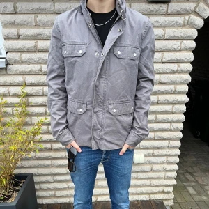 J Lindeberg field jacket S grå - Supersnygg field jacket från j Lindeberg! ! Size M! Den är grå! Perfekt för höst! Hör av dig vid frågor 🤩 obs! Inte min bild! Vid fler bilder hör av dig! 