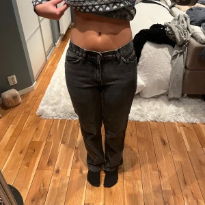 svarta jeans straight fit - Säljer ett par gina jeans i svart  med raka ben. De är använda endast två-tre gånger då de inte var i min stil😊