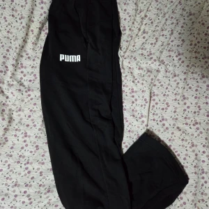 Svarta mjukisbyxor från Puma - Svarta mjukisbyxor från Puma i storlek S.
