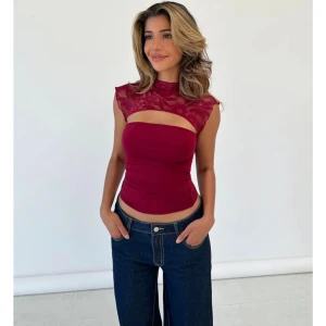 Röd spets topp från venderbys - Säljer en röd spets topp ifrån venderbys. Använd endast en gång och köpt för ungefär 600 kr. 💘 Toppen är i en M/L men sitter som en S/M