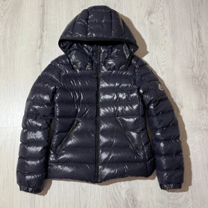 Moncler Bady  - Moncler bady i size 14/xs, skick 9,5/10 som ny, nypris 17600kr, vid funderingar hör av er.