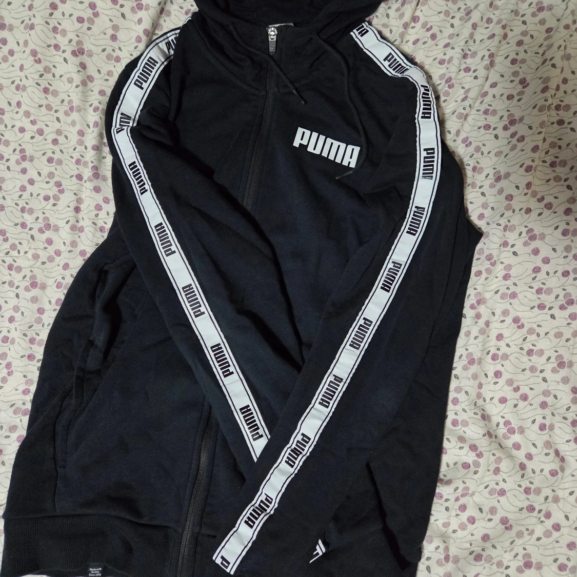 Svart hoodie från Puma med logoband - 1