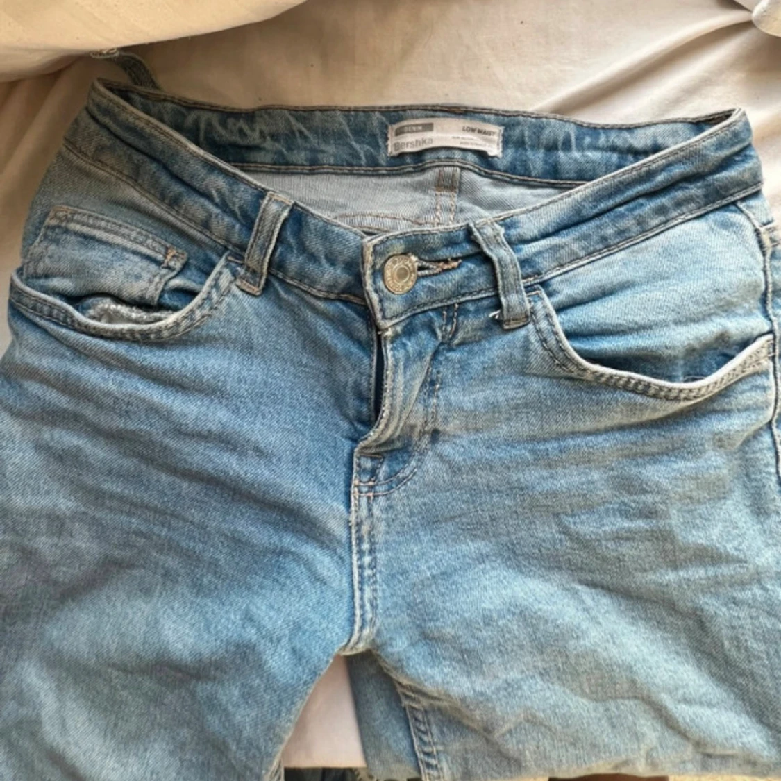 Ljusblå bootcut jeans från Bershka
