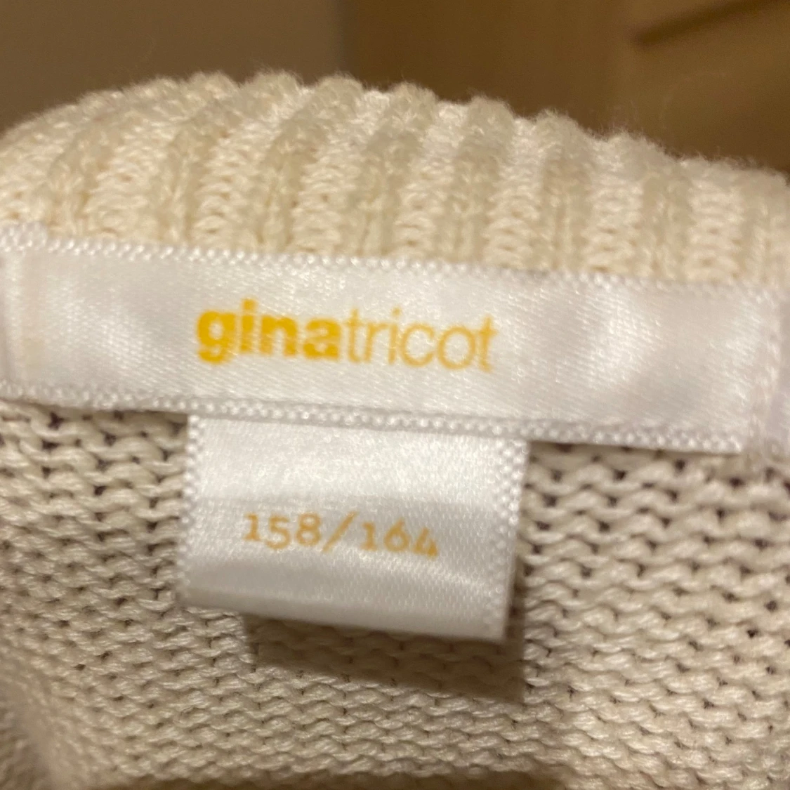 Beige stickad tröja med rosett från Ginatricot - 1