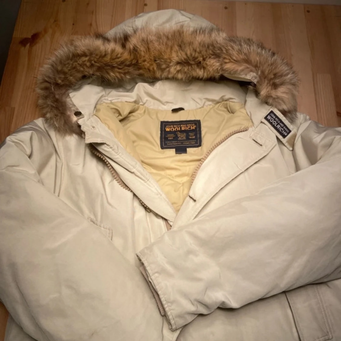 Beige dunjacka med päls från Woolrich strl M