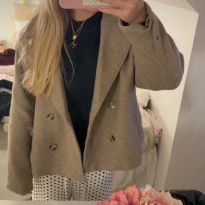 Brun/beige kappa -  Superfin och oanvänd kappa från H&M storlek L men passar mig som har xs-s vanligtvis ❣️❣️jag är 170