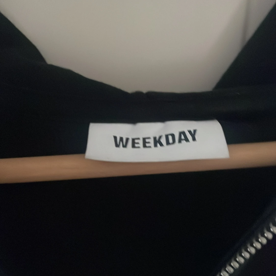 Svart hoodie från Weekday med dragkedja - 1