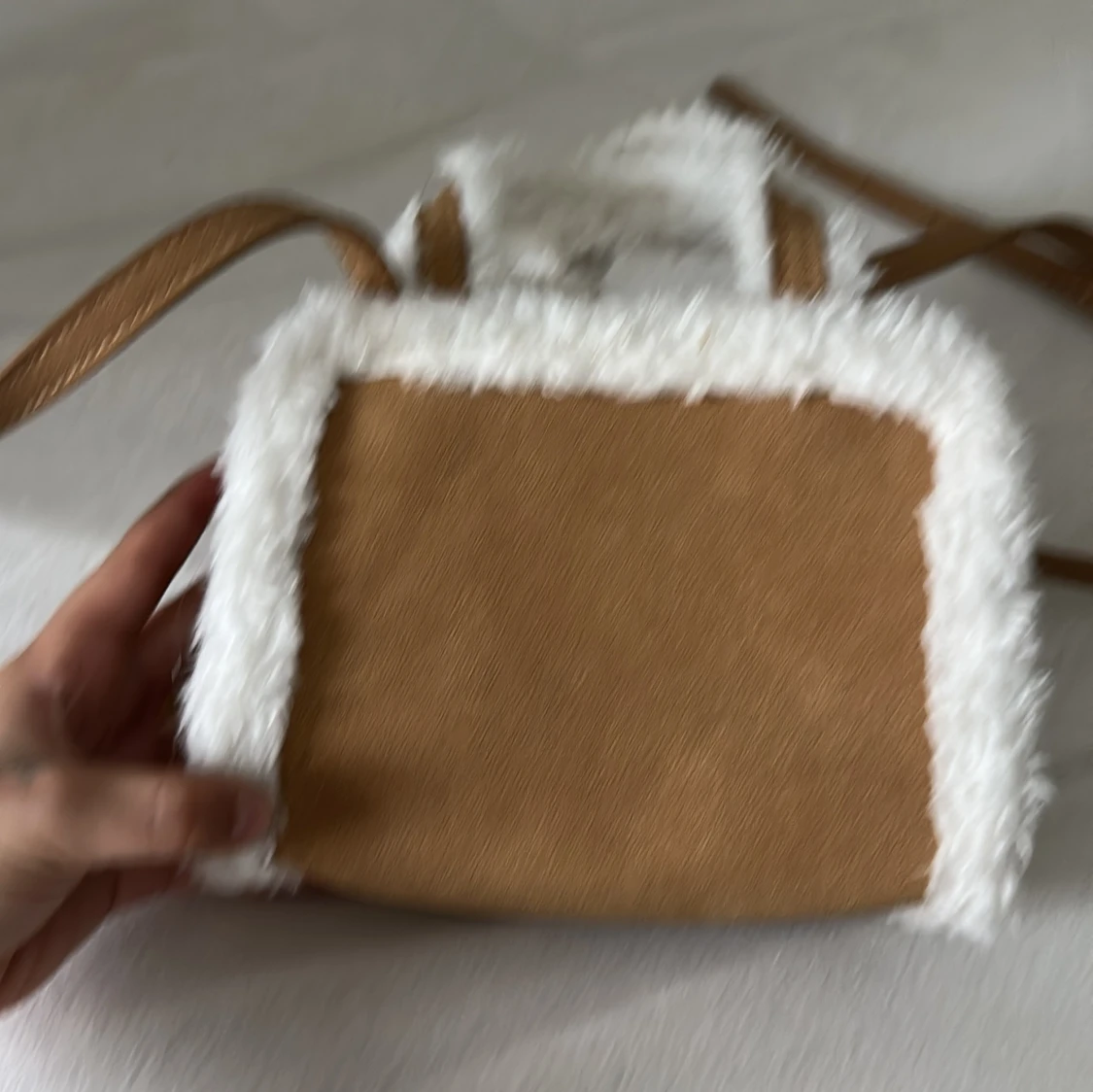 Beige axelväska med fuskpälsdetaljer - 3