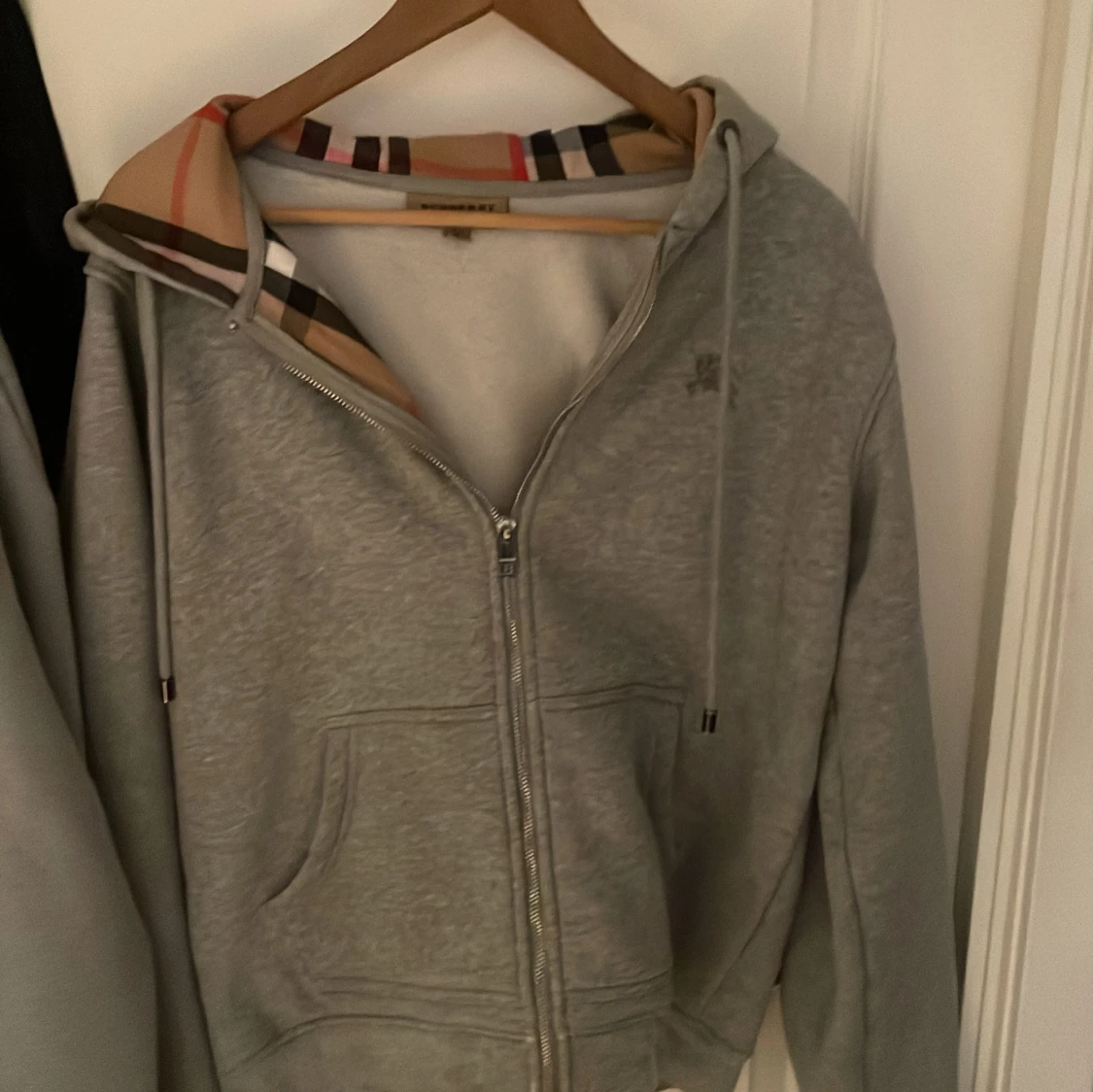 Grå Burberry hoodie med dragkedja