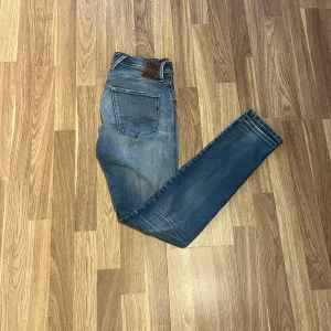 Replay anbass 30/32 - Nu säljer vi ett par riktigt feta Replay anbass i storleken 30/32! Skick:10/10! För mer info,bilder eller priser, så är det bara att höra av sig!