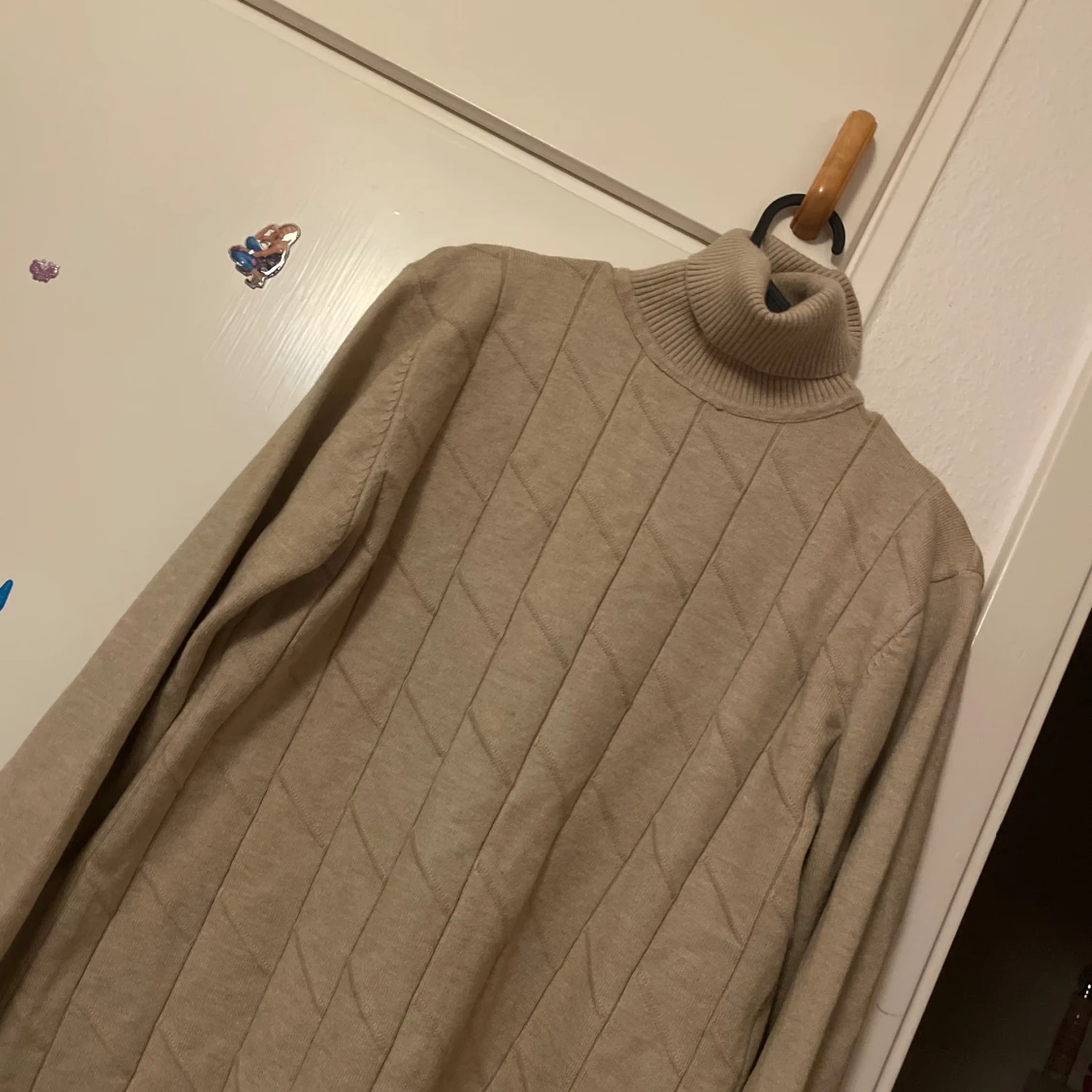 Beige polotröja med mönster - 1