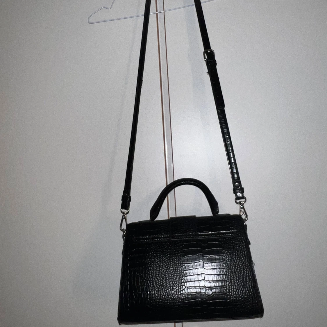 Svart axelväska i croco-look - 4