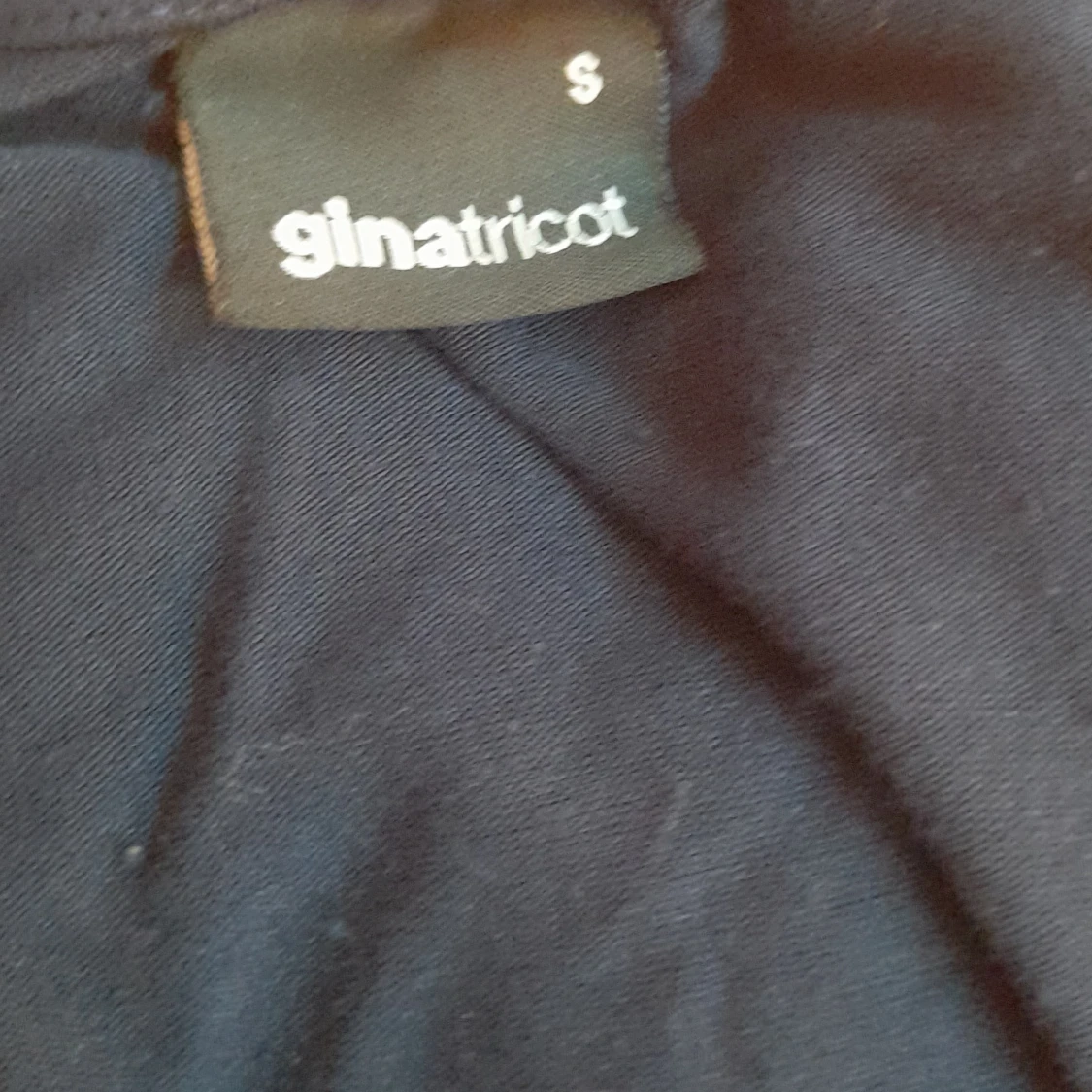 Svart t-shirt från Gina Tricot - 2