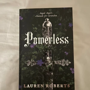 Powerless - Första boken i serien av Lauren Roberts. Helt ny! Säljer massa fler böcker så kolla gärna in dem!