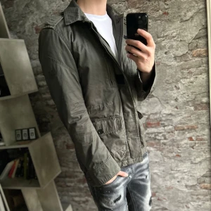 Zadig & Voltaire jacka - Bra skick, litet märke på ryggen och lite allmänt använd(skrynklig osv). Storlek M passar dig som är mellan 178-185cm ungefär. Nypris ca 4000kr. Modellen är 185 cm, 79 kg. Passar bra nu till vintern. Skriv för mer information!🤝