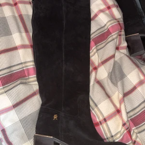 Svarta mockaboots Tommy Hilfiger - Svarta mochastövlar ifrån Tommy hilfiger , perfekt för vintern och hösten .Använd 1 gång 