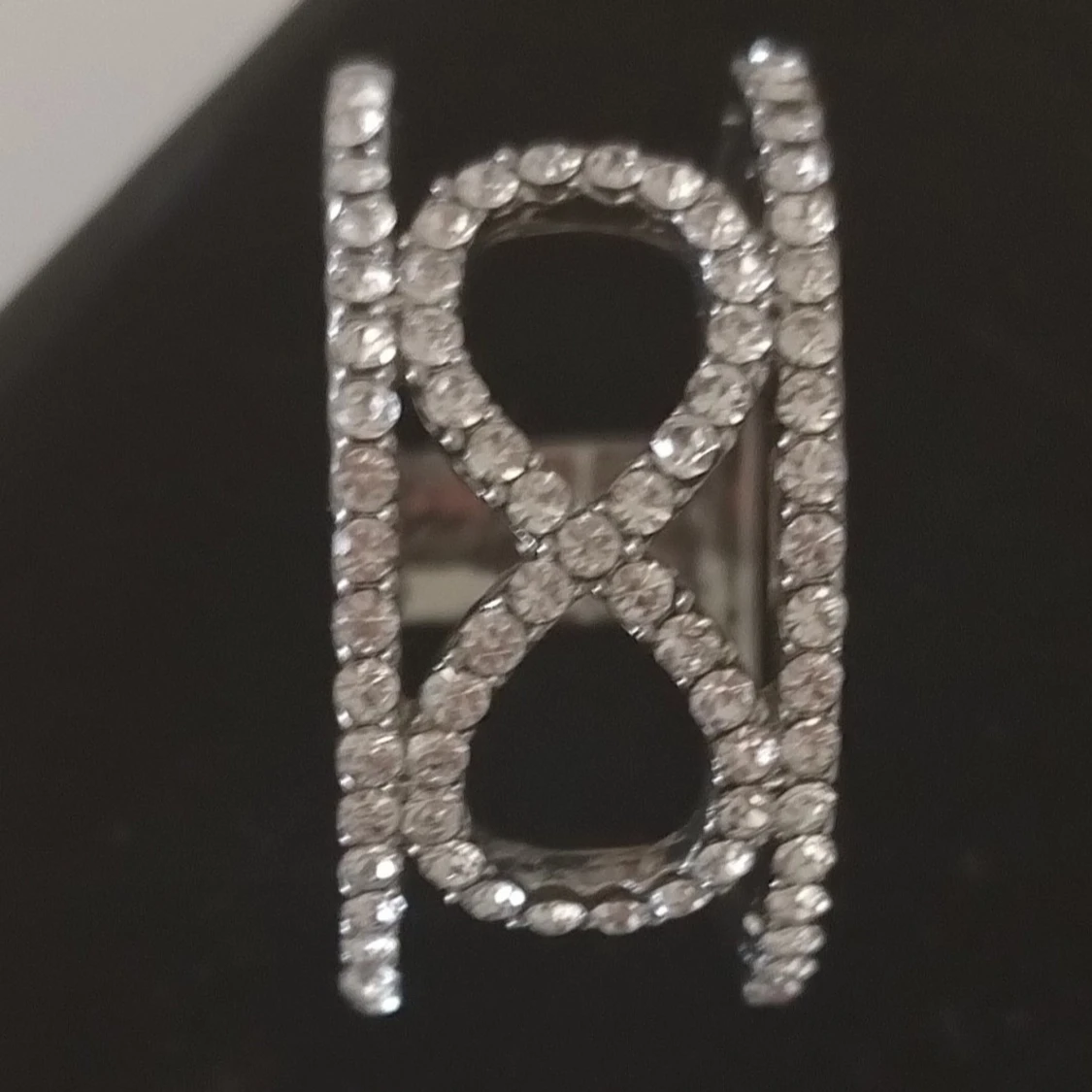 Glittrig silverring med stenar - 1