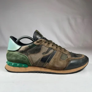 Valentino Rockrunners - Valentino rockrunners Turkos/Grön/Brun/Svart | Orginal box eller Orginal dustbag ingår ej | Skick 8/10 | Nypris ‼️ 8000kr ‼️| Pris kan alltid diskuteras! | Skriv om frågor uppstår! | //MvH By, Olsén, Closet.