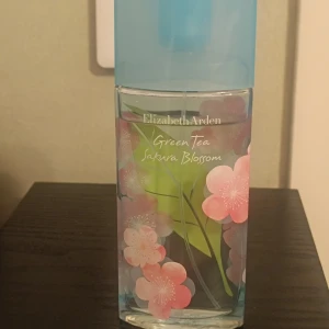 Green Tea Sakura Blossom parfym - Fräsch och lätt parfym från Elizabeth Arden med ett blommigt tema. Flaskan har en snygg design med körsbärsblommor. Perfekt för dig som vill ha en modern och ungdomlig doft i din samling.