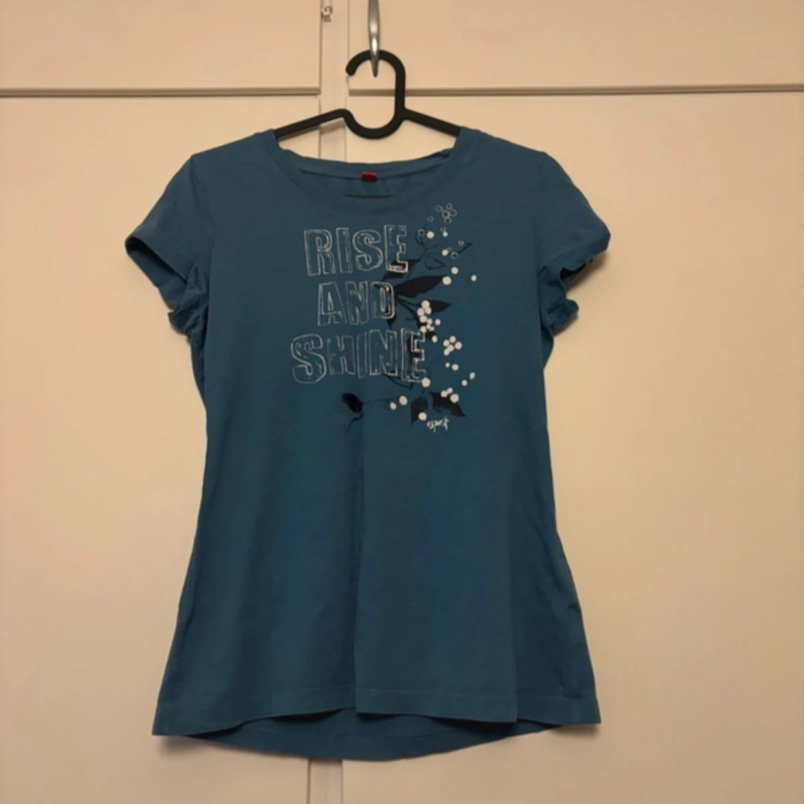 Blå t-shirt med tryck 'Rise and Shine'