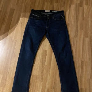 Replay jeans mörkblå - Snygga mörkblå Replay  jeans med straight fit. Klassisk femficksmodell med kontrastsömmar och detaljerad bakficka. Märkespatch baktill och dragkedja i gylfen. Perfekt för dig som gillar stilrena jeans med bra passform. Storlek W32 L32 pris kan diskuteras 