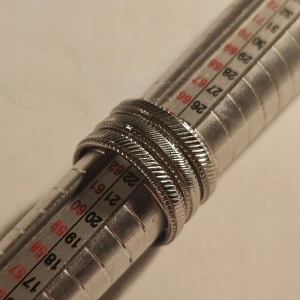 Tre silverfärgade ringar - Säljer tre stilrena ringar i silverfärg med en snygg räfflad kant runt om. Rostfritt stål, alla är ca 20.6 mm
