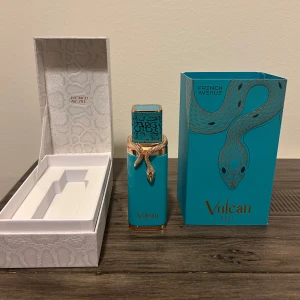 Vulcan Feu French Avenue parfym - Snygg och unik parfym med coolt ormtema från French Avenue. Flaskan och boxen har en modern design som sticker ut. Perfekt för dig som vill ha något annorlunda i din samling. Gissar på 98/100 ml kvar.