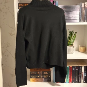 Stickad tröja - Superfin stickat tröja med hög krage som endast är använd en gång. Perfekt till hösten!🤍