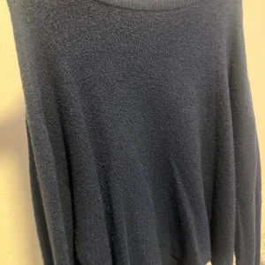 Mörkblå stickad tröja från 157 - Mysig mörkblå stickad tröja från 157 med rund halsringning och långärmad modell. Materialet är mjukt. Tröjan är bra använd men fortfarande i super bra skick, utan hål och sånt.