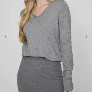 Grå v-ringad stickad tröja från Vila - Mysig grå långärmad stickad tröja från Vila med v-ringning. Tröjan är inte särskilt använd. Det finns lite tecken av användning på ärmarna. Passar perfekt till hösten🤎
