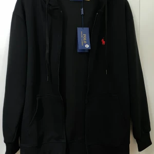 Svart hoodie från Polo Ralph Lauren - Har beställt en styckna Polo hoodies i storlek M. Som ni ser på bilden så är den helt ny med utan någon fläckar eller skada! Meddela mig gärna om ni vill ha mer information, så svarar jag direkt! 💕