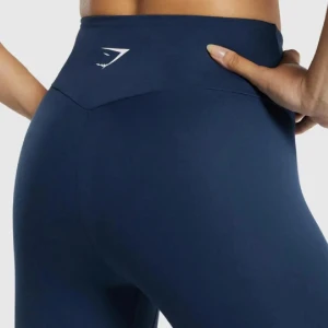 Mörkblå Gymshark leggings - Snygga mörkblå leggings från Gymshark med hög midja. Stretchigt syntetmaterial som sitter tight. Är osäker på om de är xs eller s då de ej står på byxorna. Använda fåtal gånger så inget är slitet💕