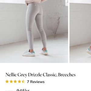 Grå ridbyxor från Pomme, strl S - Snygga grå ridbyxor från Pomme med hög midja och smal passform. Byxorna har silvriga detaljer och mönster med bokstäver på sätet och insidan av benen för extra grepp. Utrustade med bälteshällor. Perfekta för ridning. Lite märken från sadel på insidan men syns inte när man rider. Allt grepp sitter kvar.💕 