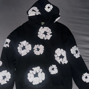 Svart denim tears hoodie -  Säljer en jättefin och Skön denim tears hoodie eftersom den inte passar mig längre och vill köpa en ny hoodie kommit med prisförslag så kan jag sänka priset vid snabb affär!!!