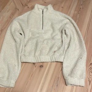 Tjocktröja Gina Tricot - Jättefin och mysig croppad tjocktröja från Gina med långa armar som är perfekt att ha som extra cozy detalj i vardagen 🥰